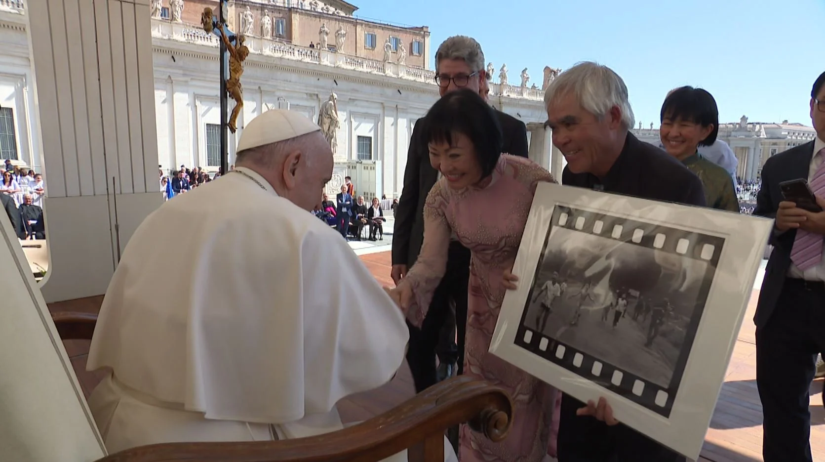 KimPhúc e Nick Ut da papa Francesco.JPG