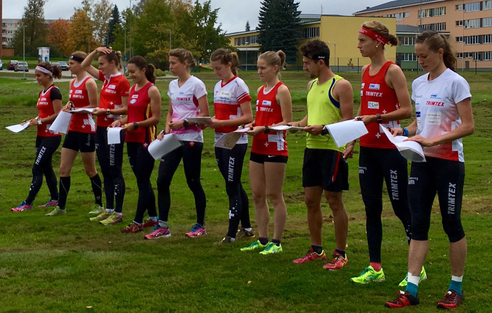 Massenstart per la sprint relay, con un ospite maschile....