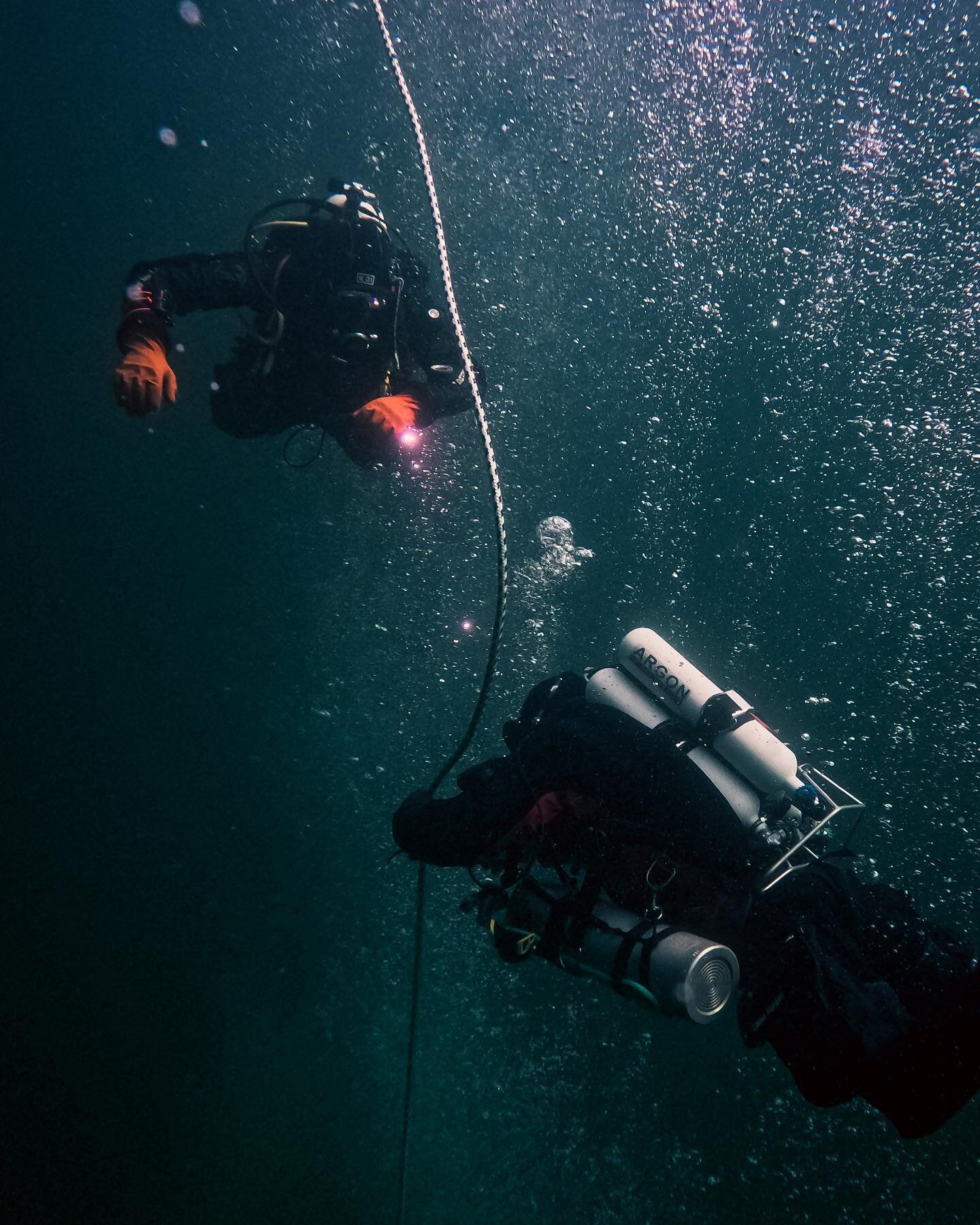 Safety-stop Bubblebath 🫧🫧 &bull;
&bull;
&bull;
&bull;
&bull;
&bull;
#diving #scuba #ocean #scubadiving #scubadiver #scubalife #scubadivers #scubadivingmag #scubagram #scubajunkies #divingmagazine #underwaterphotography #underwaterworld #tauchen #dy