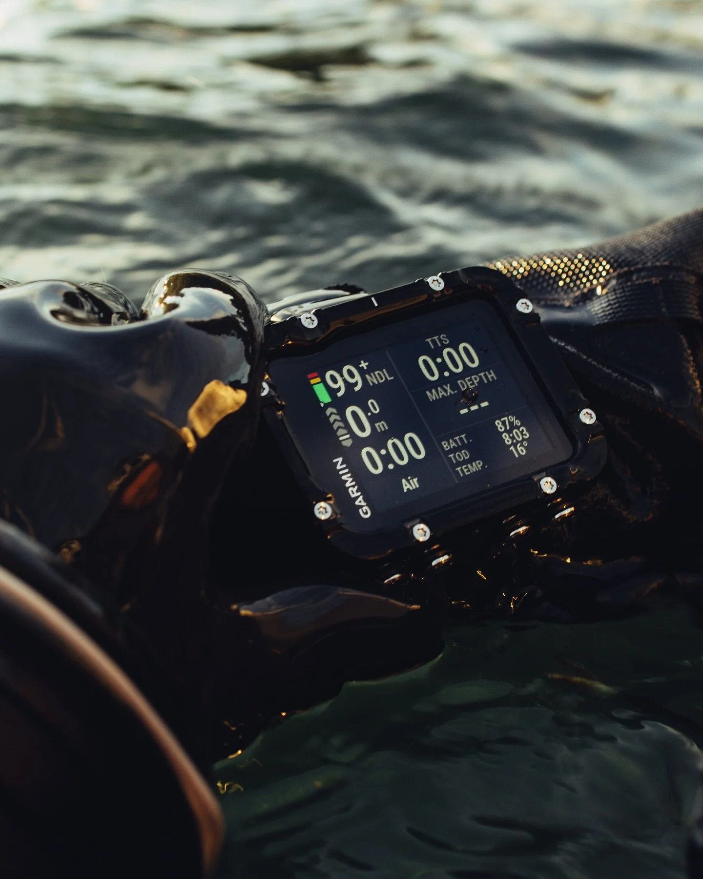 On our trip to Lilleb&aelig;lt this weekend, I finally got to play around with the newest computer in Garmin&rsquo;s dive universe. The X30 is a full-size dive computer for divers who want essential features and a big screen, without going all-in lik