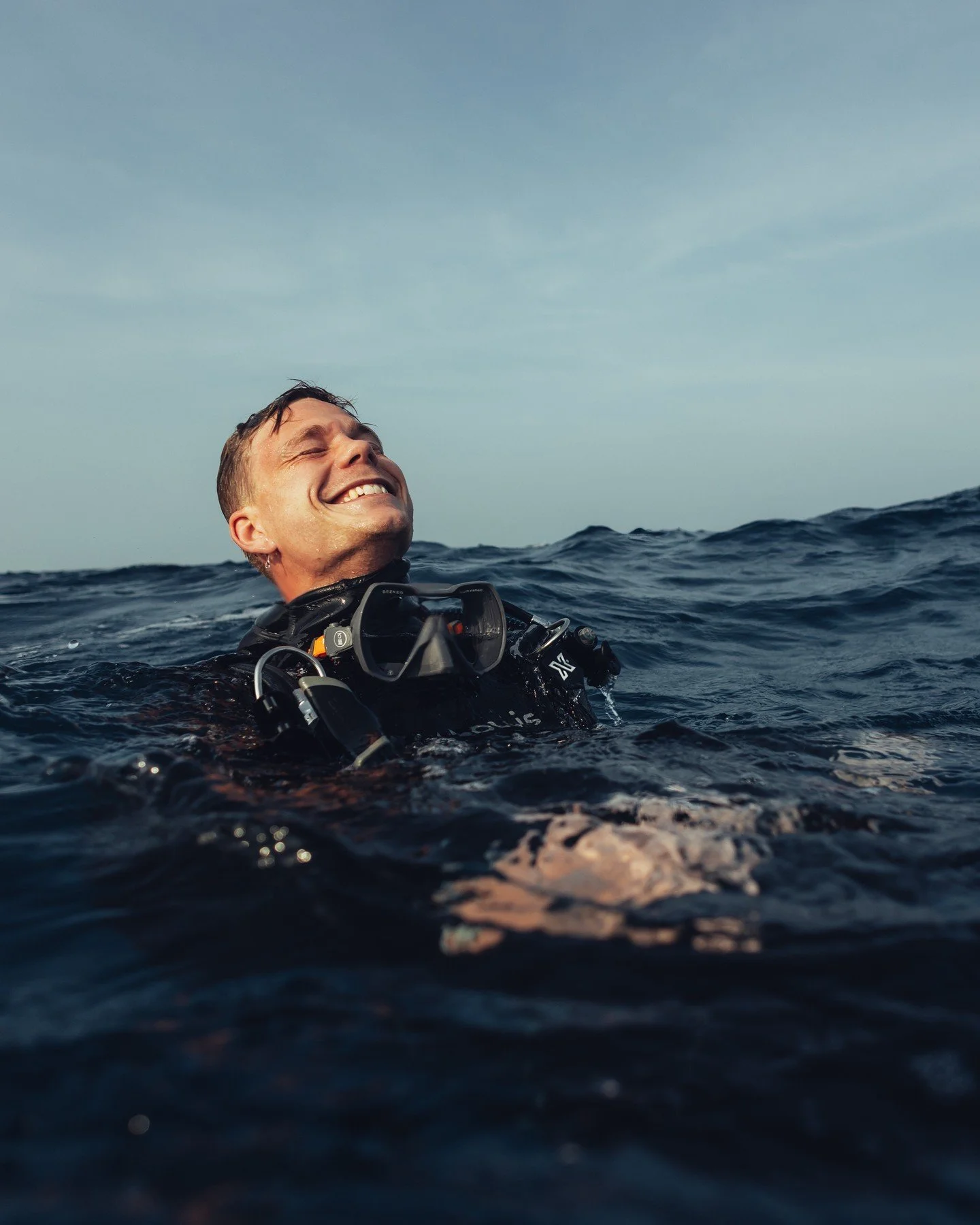 It can be hard to describe the feeling you get in your body after a really awesome dive, but I think this photo of @daniel_foss1 does it pretty well ! 😉🌟 ⁠
&bull;⁠
&bull;⁠
&bull;⁠
&bull;⁠
#scuba #diving #diver #underwater #adventure
