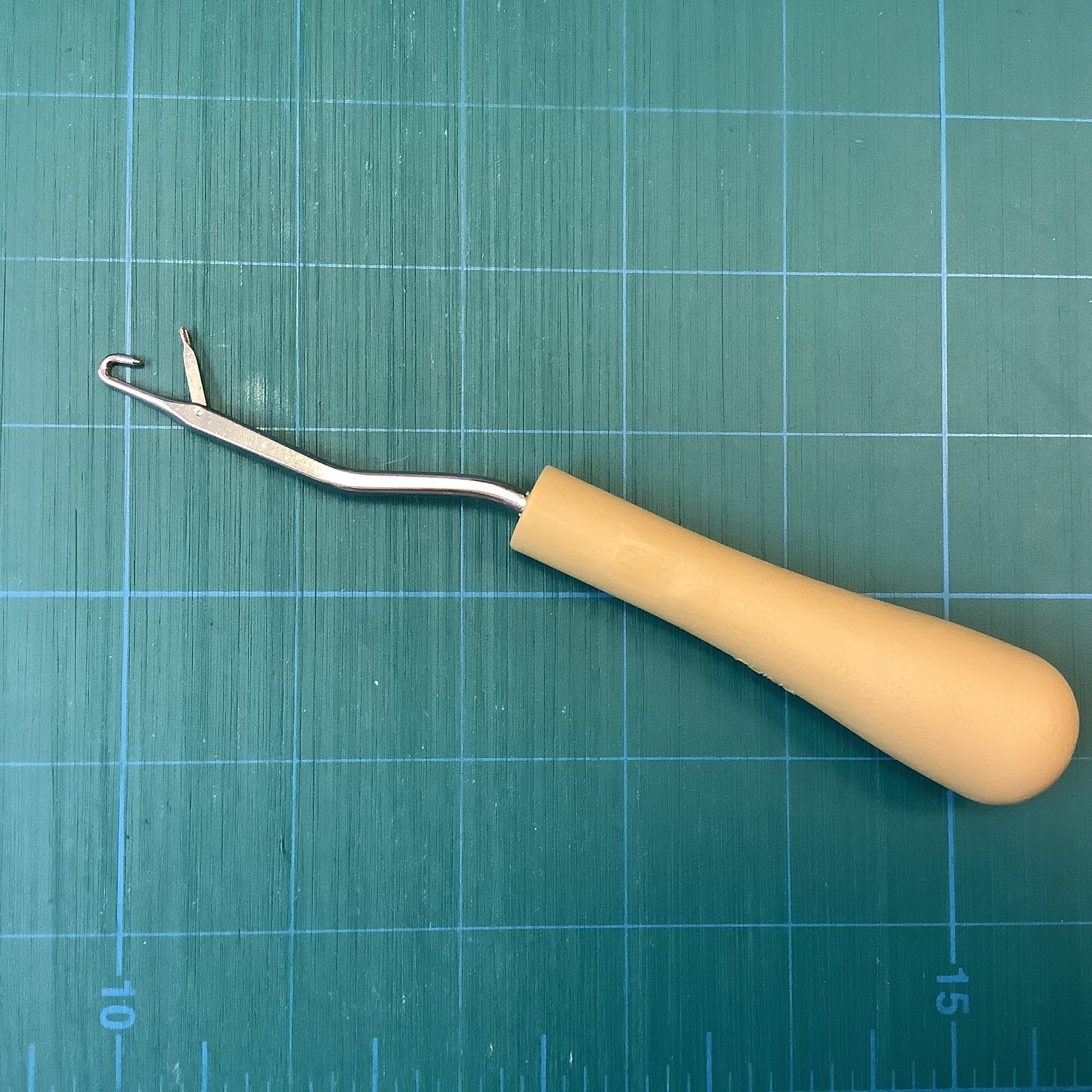 Rug hook plastic handle