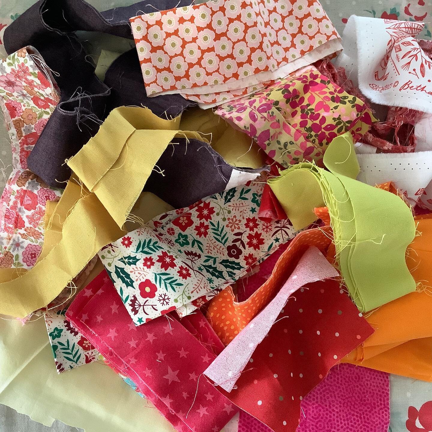 Preview of what&rsquo;s happening at Hometown this afternoon. From tiny scraps to luscious quilts..

Why don&rsquo;t you sign up for a class at Hometown and your workstation could also be this colourful? ✂️

#hometownworkshop #scrapquilt #scrapquilti