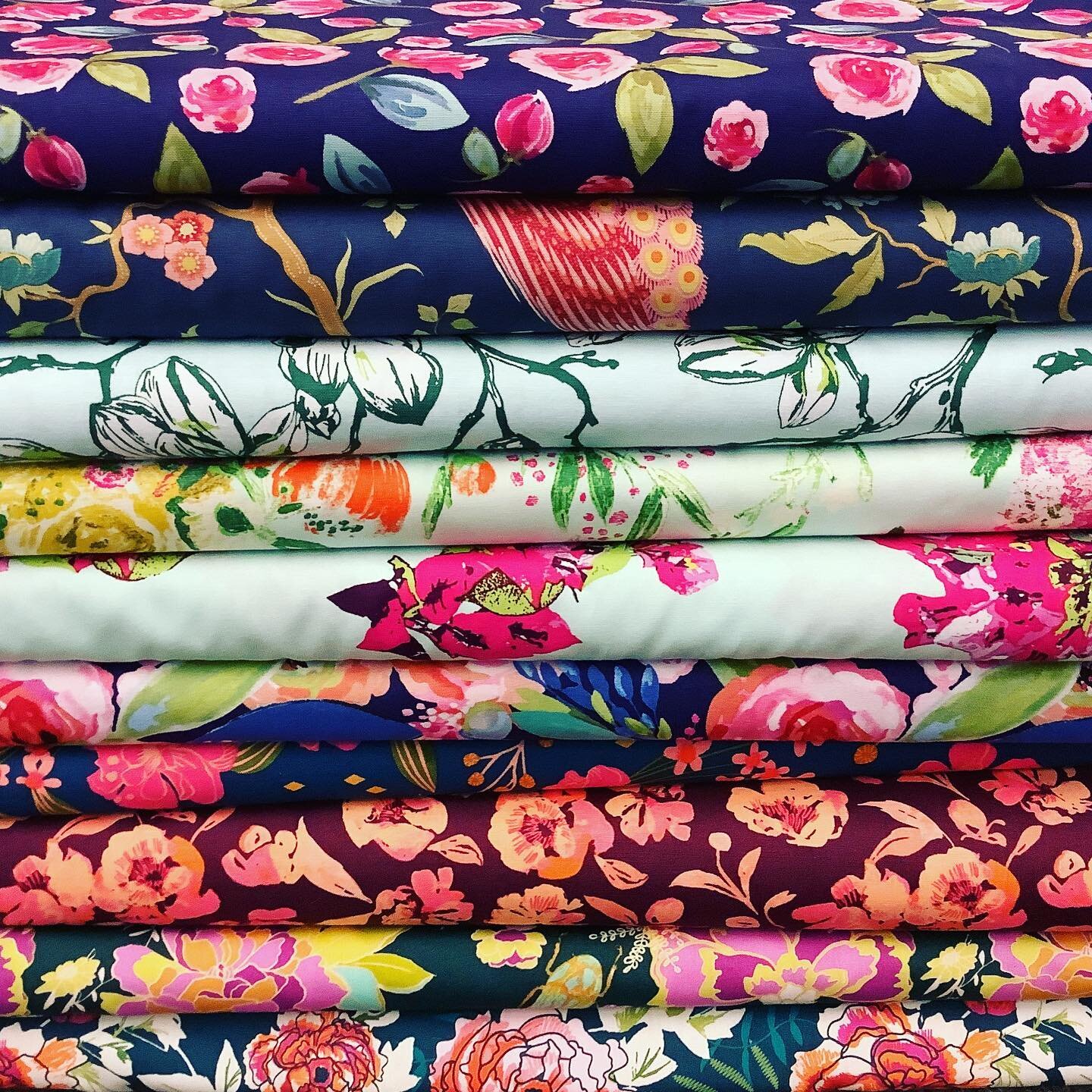 Blowsy and beautiful! 🌺 With 1800 fabrics at Hometown, we love mixing up patterns from different manufacturers for a one-of-a-kind selection, not found at other quilt shops.

This gorgeous FQ bundle has lovely prints from Windham, Tilda, Art Gallery