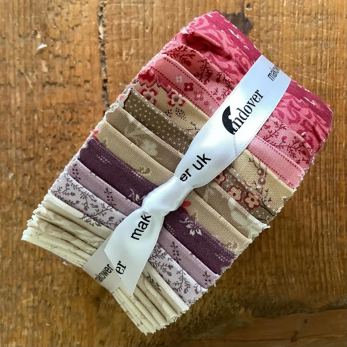 4 random photos from the past few days which sum up the colours at this time of year:
- Wildflower Cottage by @reneenanneman which arrived yesterday and is soooo lovely
- New brushed cotton quilt sample for my beginners quilt course yesterday
- Favo