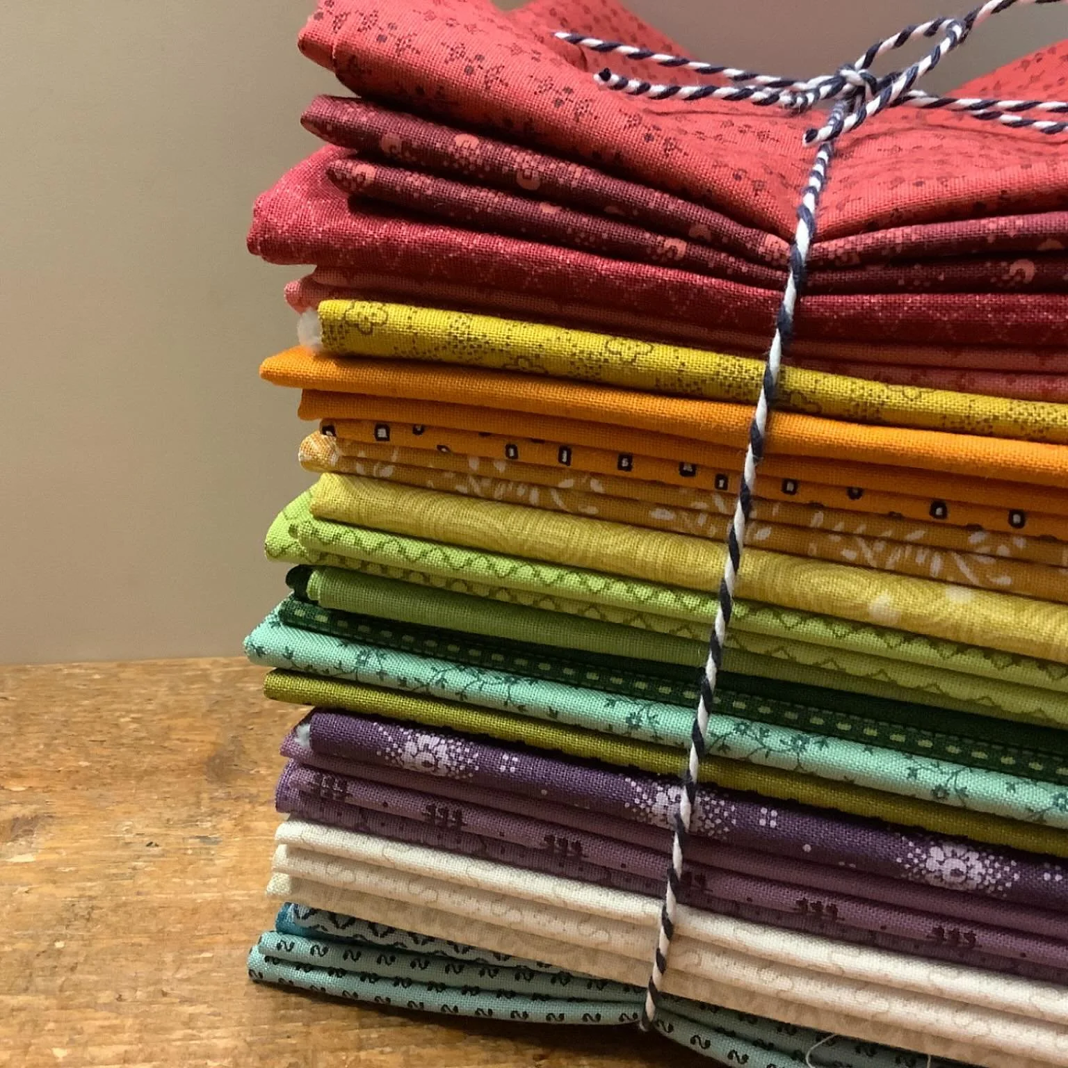 Busy day ahead… orders and workshop bookings to process once the shop is opened; several deliveries incoming (one new type of fabric - very excited!); a new workshop with Anne @lavenderdrift this afternoon on Dorset Buttons; plus a new window