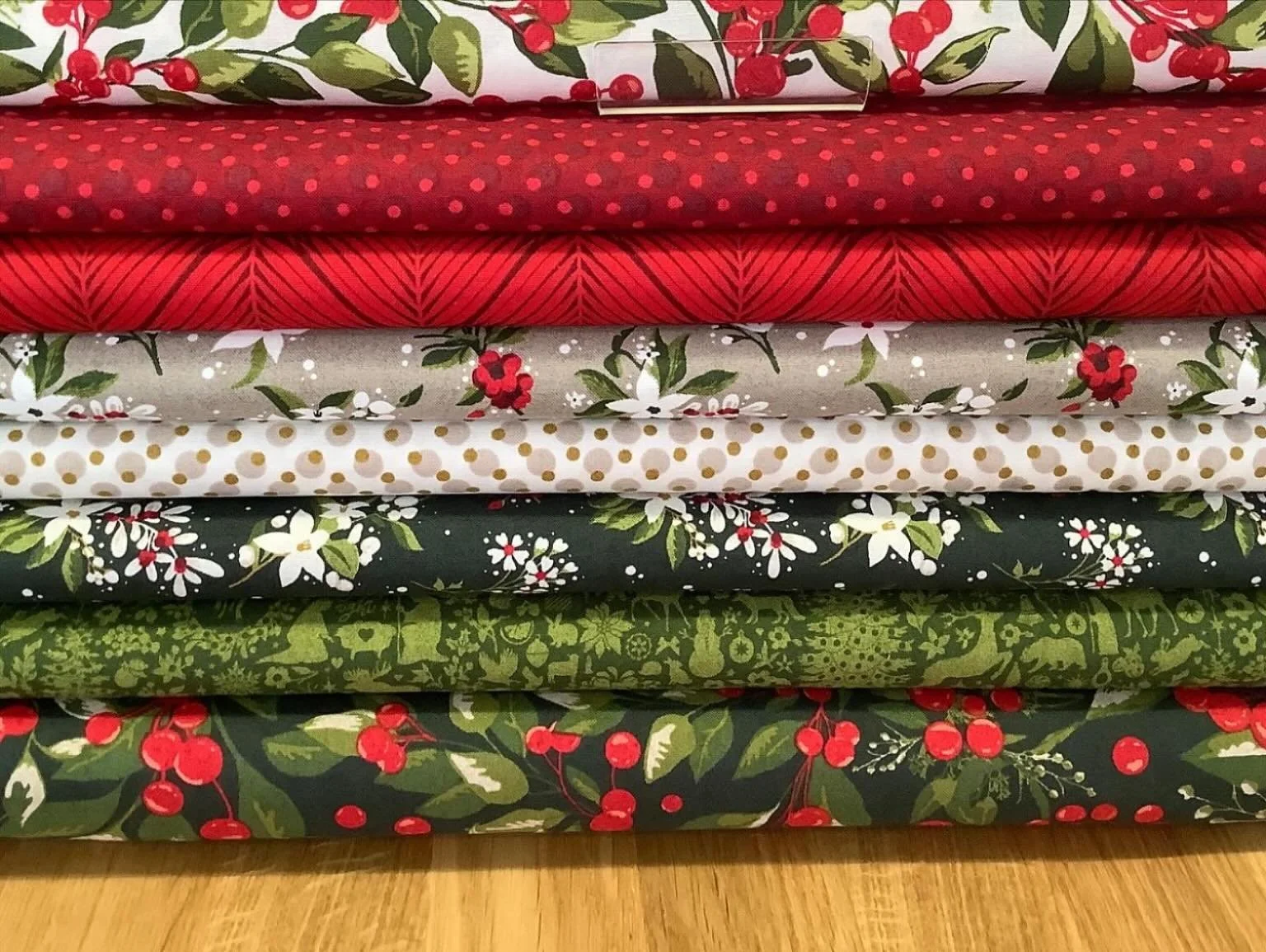 Are you thinking of sewing a quilt, table runner or cushions as part of your Christmas decorating? There’s still plenty of time! And if you’re smart and buy your fabrics online today, you’ll save an incredible 17% off all our Christ