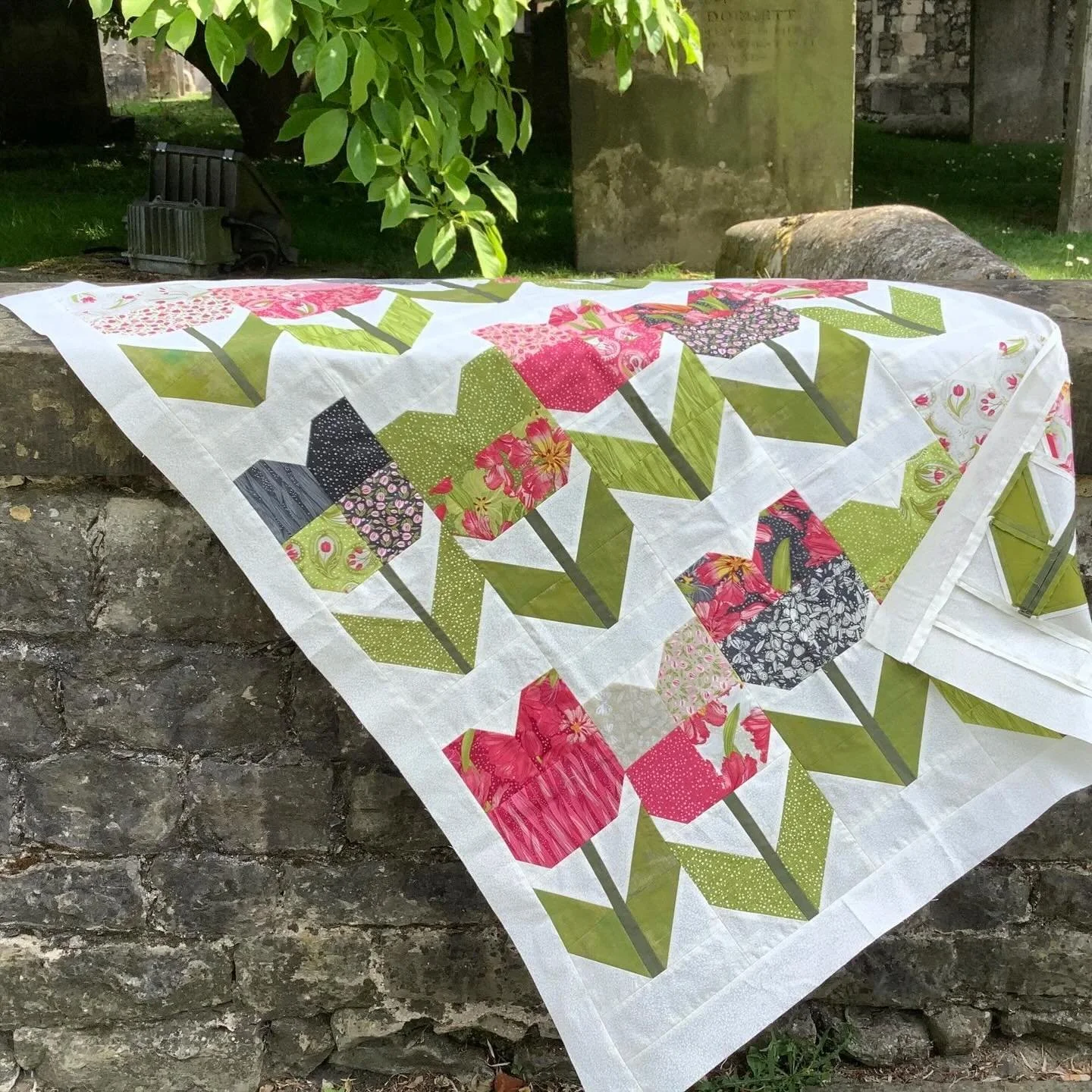 Hands up if you love all the flowers appearing in our gardens and grass verges right now.🌷🌷🌷This Sunday we&rsquo;re celebrating the glorious tulip in our Tulip Mania quilt workshop with Alison.

There&rsquo;s just one spot left - you can book onli