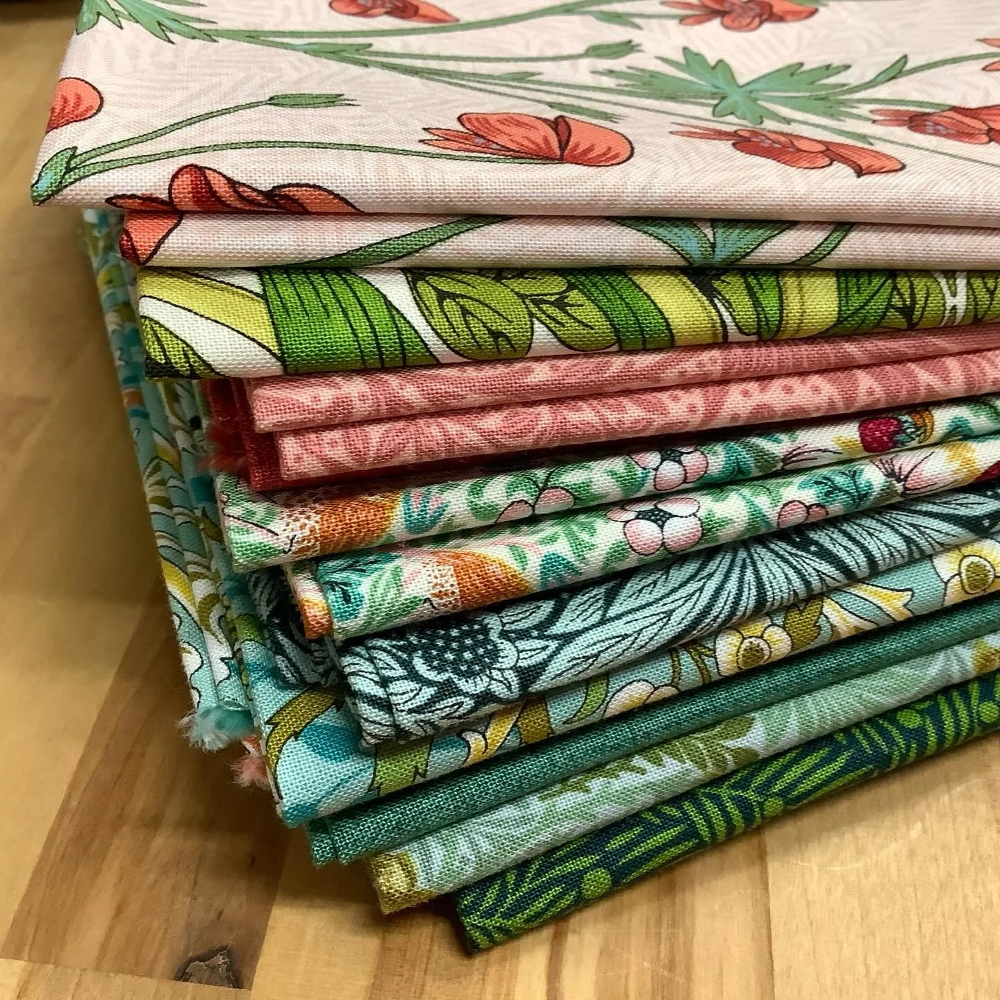 Today I&rsquo;ll mostly be performing magic tricks - trying to fit a good cross section of Hometown into my very small car ready for the @quercusquilters show tomorrow in Sevenoaks.

Mel and I hope to see you there 10-4, whilst Allison and Sally will