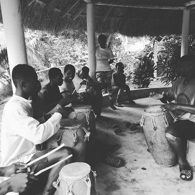 Traditional drumming and dancing class for students at @trinity_yard_school! 🇬🇭👊🏾