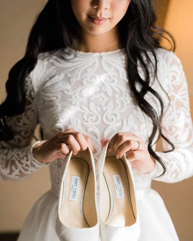 A k&eacute;sz&uuml;lőd&eacute;s k&uuml;l&ouml;nleges pillanatai
&bull;
&bull;
Which is my favorite part on the wedding day? I don't know, but getting ready is surely close to it.
&bull;
&bull;
&bull;
#belovedweddings #hochzeit #fineartwedding #braut 