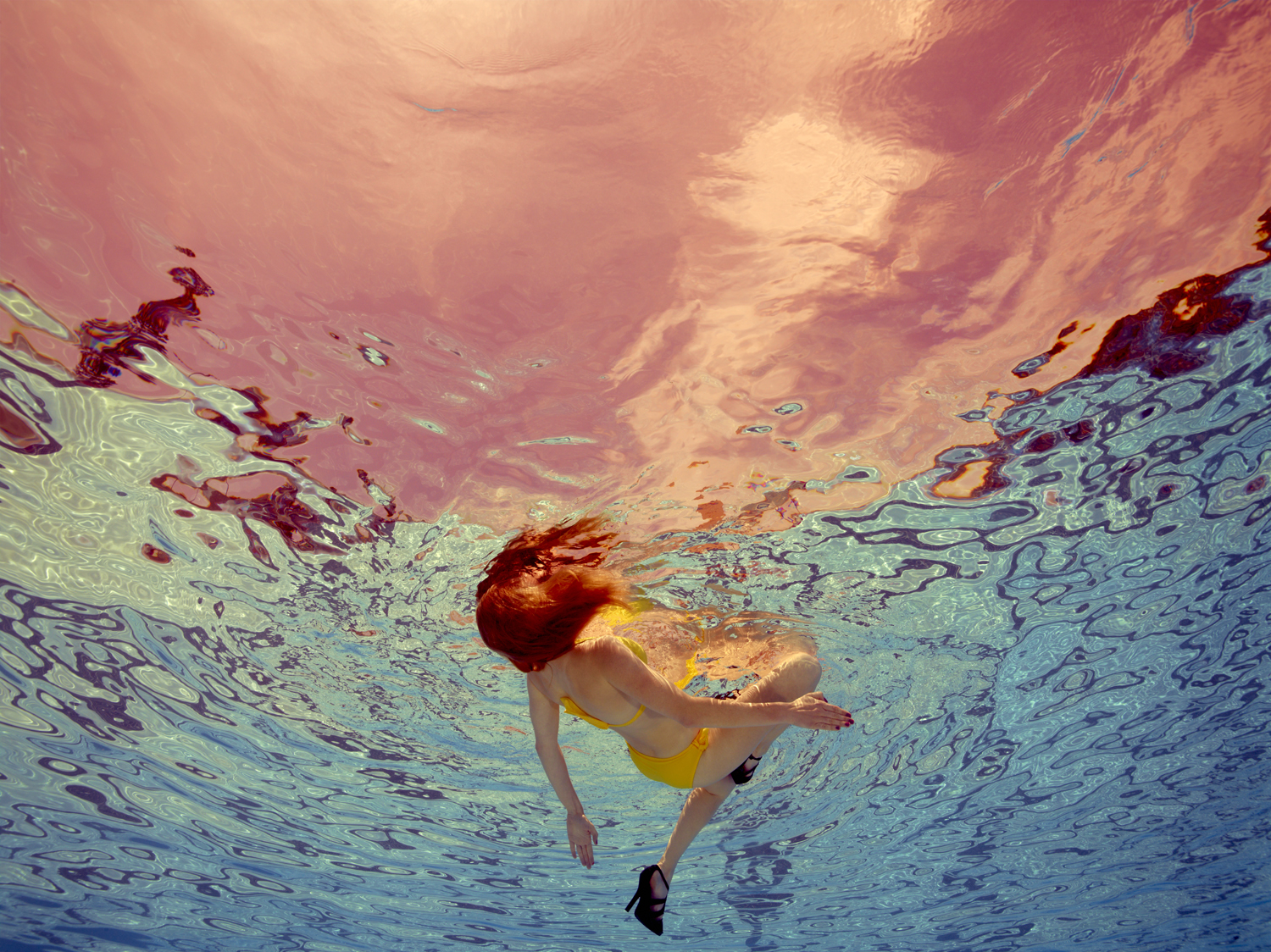 Свободное падение в воде. Jill Greenberg. Под водой. Джилл Гринберг (Jill Greenberg). Девушка под водой. Рыжая девушка в воде.