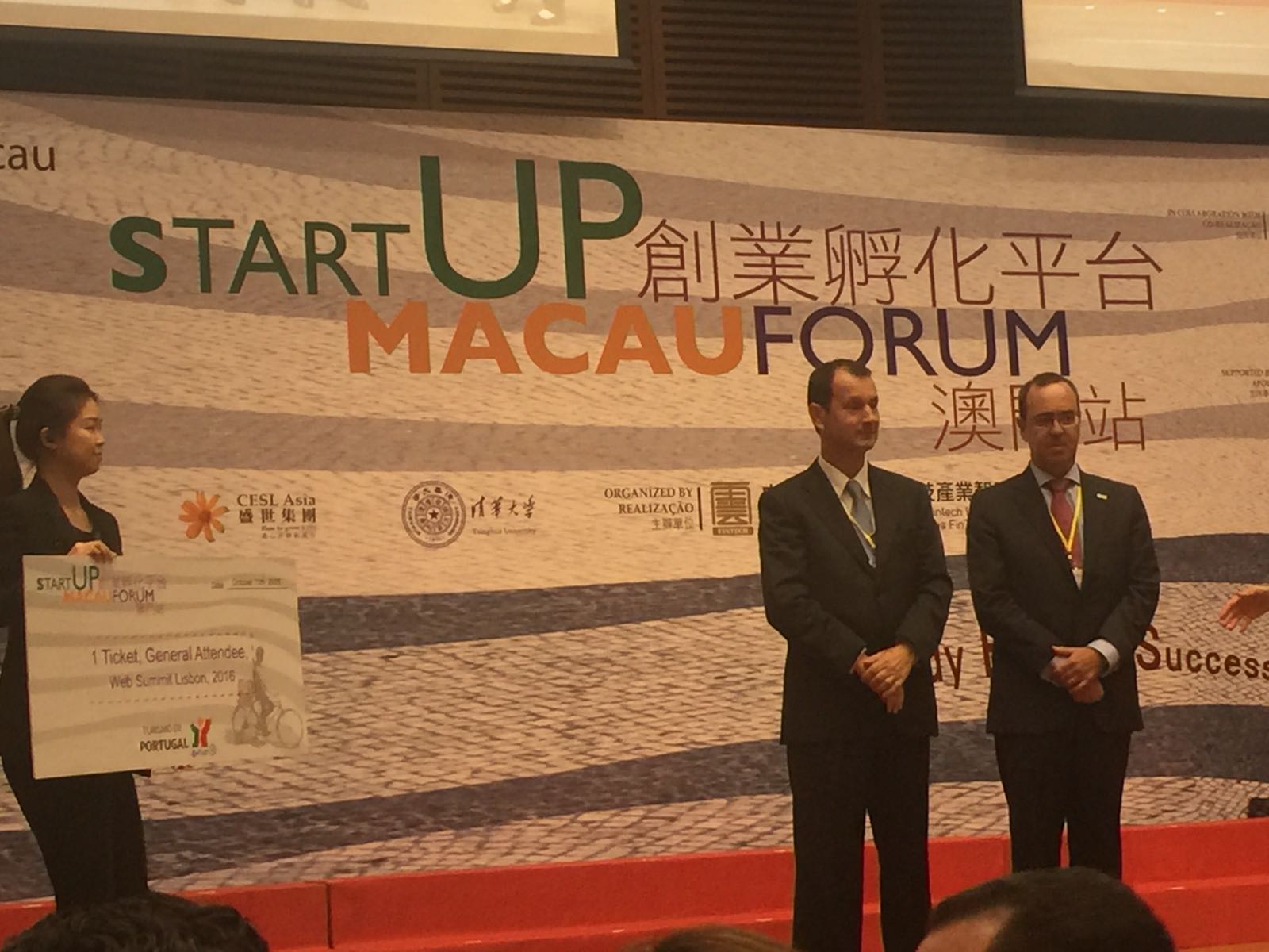 António Lucena de Faria, CEO of Fábrica de Startups, and Carlos Abade, representative of Turismo de Portugal Turismo de Portugal awarded the top startups a ticket to Web Summit in Lisbon, with travel and expenses covered