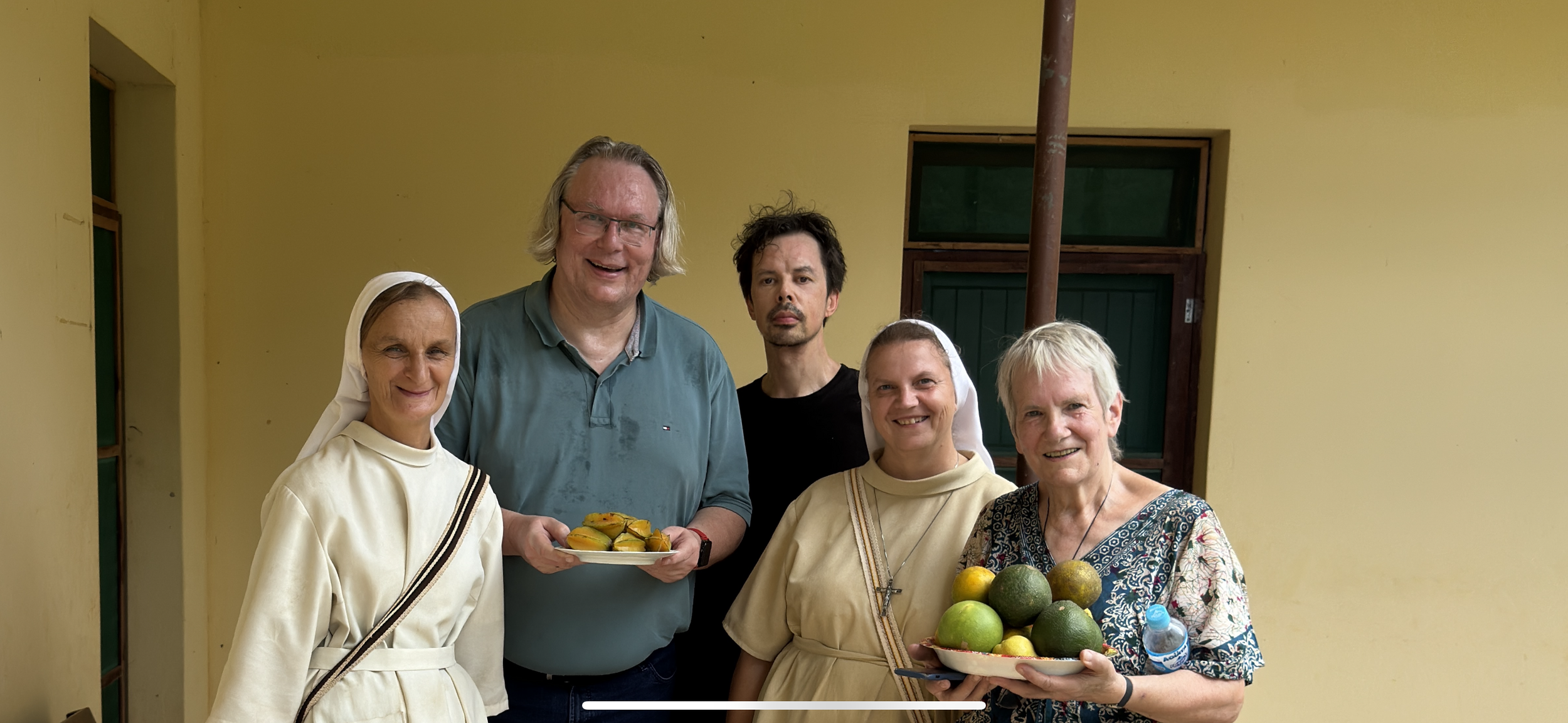 Wij drieën met de twee Poolse nonnen. Mijn mannelijke collega is de Duitse hoboïst Christoph Gerberth.