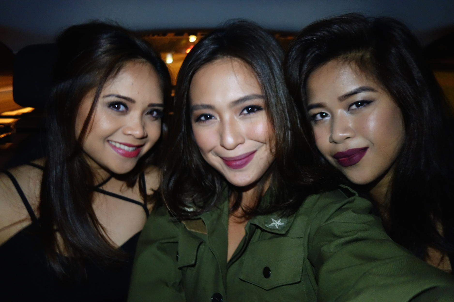 Sandwiched between Jianne (left) and Claudine (right).