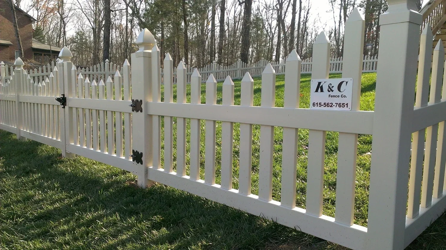 white-vinyl-picket-fence-installed-by-kc-fence-company-nashville-tennessee.webp