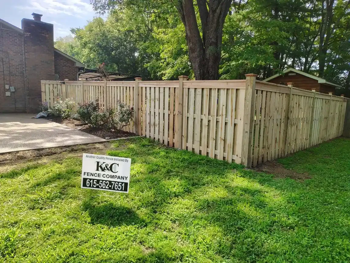 K&C Fence shadowbox table top wood privacy fence around a leafy backyard in Nashville, Tennessee.