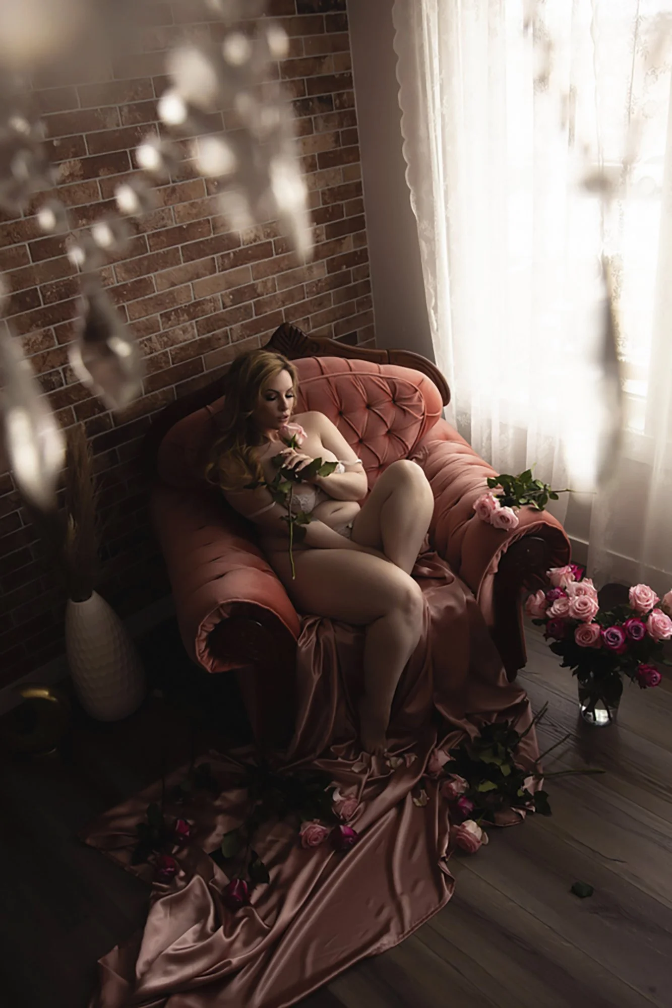 Boudoir-photogrpaher-curvy-plus-size-edmonton-11.jpg