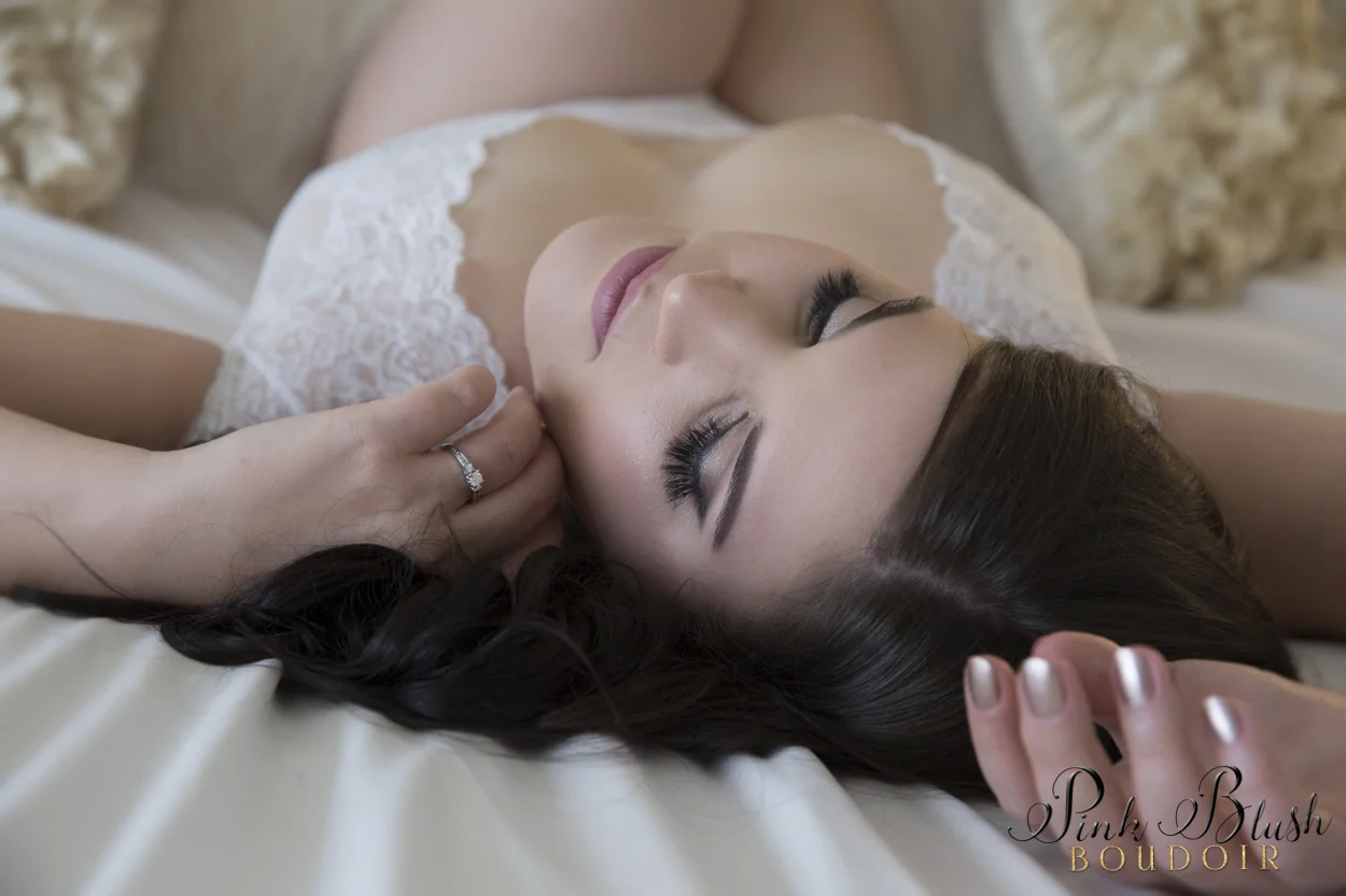 boudoir photography, a curvy woman in a white bodysuit on a bed