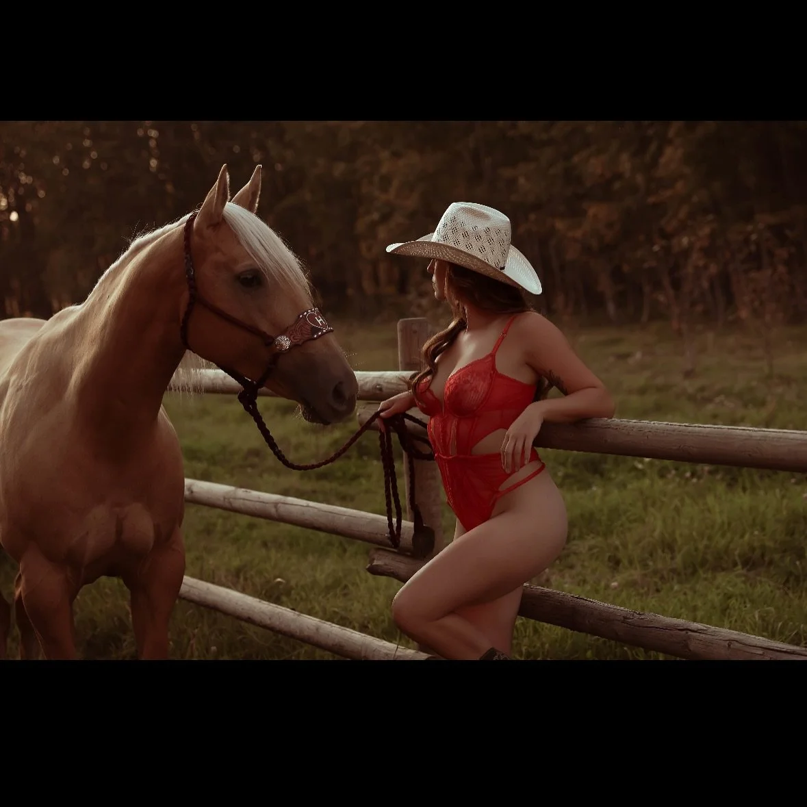 Some girls never grow out of their horse girl era&hellip; ✨🐎🌾

weekend I got to shoot with one of my returning clients and her stunning palomino, right on her farm. The dusty sunset painted everything in gold, and honestly&mdash;it took me straight