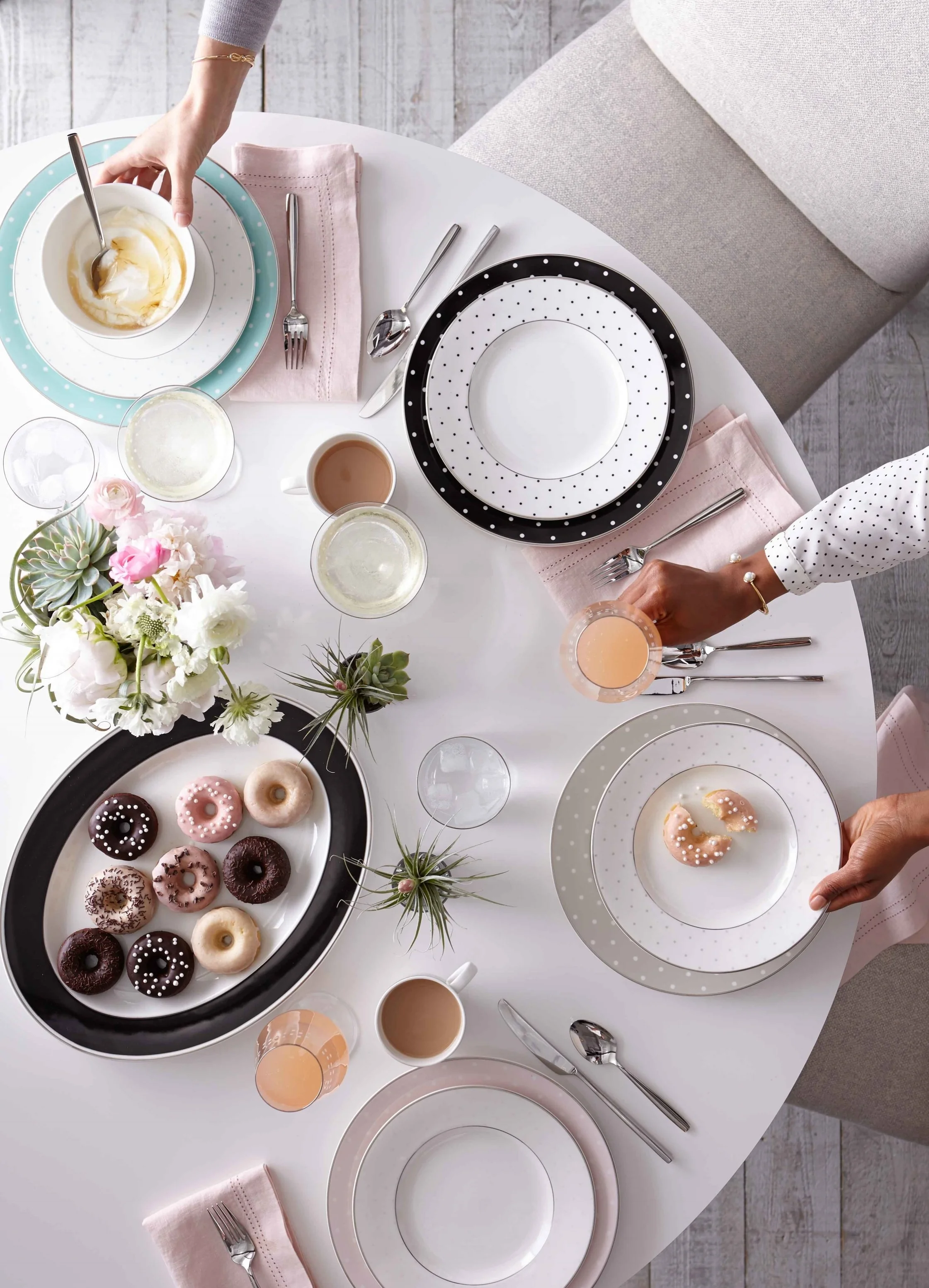 small_TT_12_Kate_Spade_Round_Table_hands_v2_161107.jpg