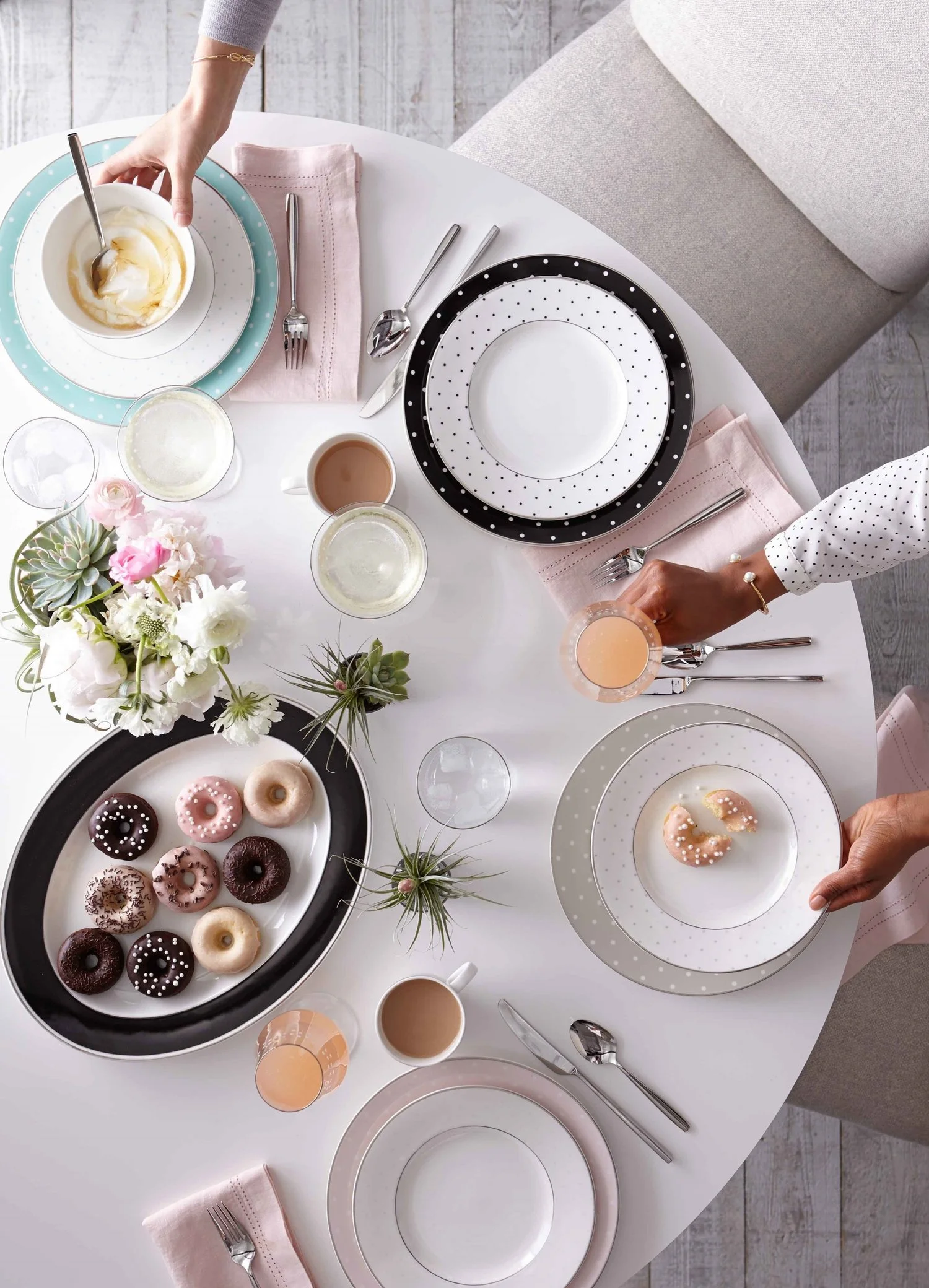 small_TT_12_Kate_Spade_Round_Table_hands_v2_161107.jpg