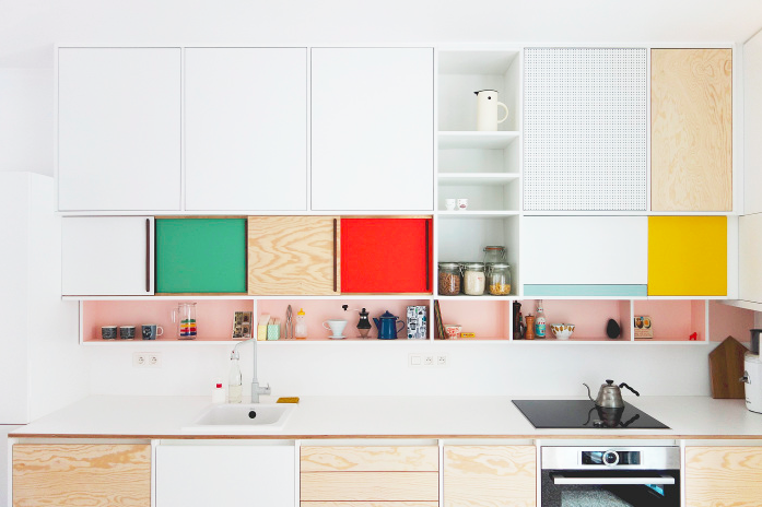 Warm matte finished wood and pops of complimentary colors can add so many happy vibes to an otherwise plain kitchen ( source )