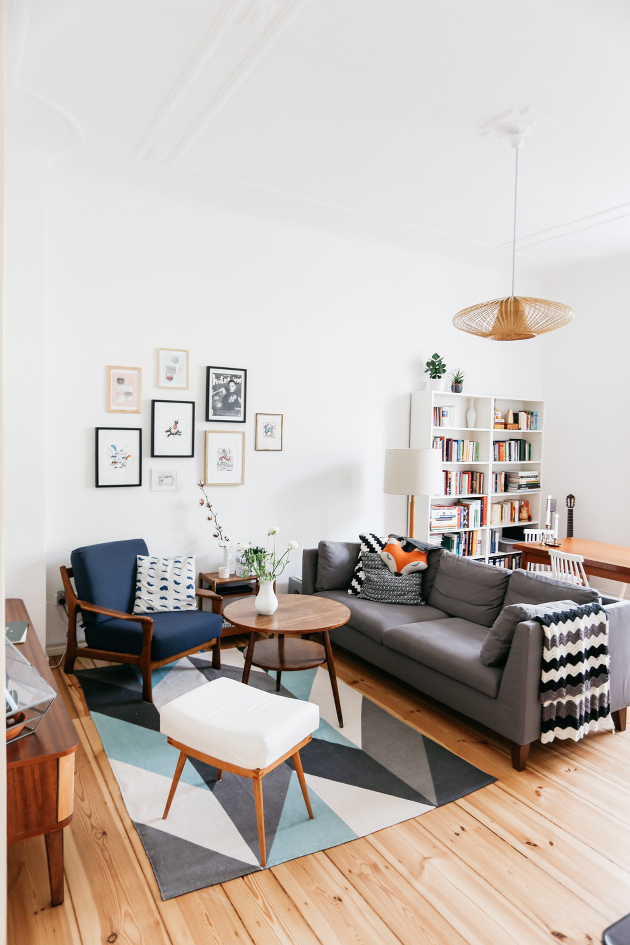 Prints with similar styles and colors can work beautifully together while creating interest. ( source )
