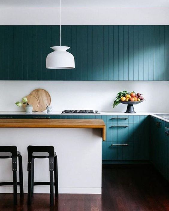 ( . ) Less is more! This minimal kitchen uses color to add wonderful visual contrast. 