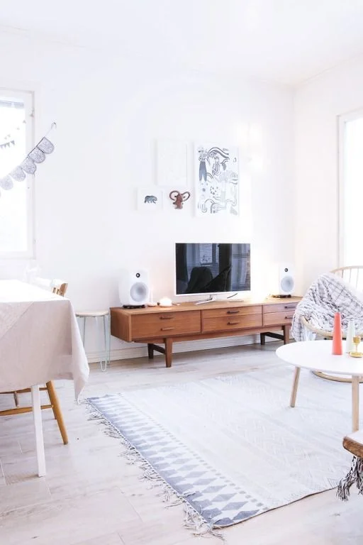 ( . ) Furniture pieces with low, clean lines can create directionality and visual harmony. 