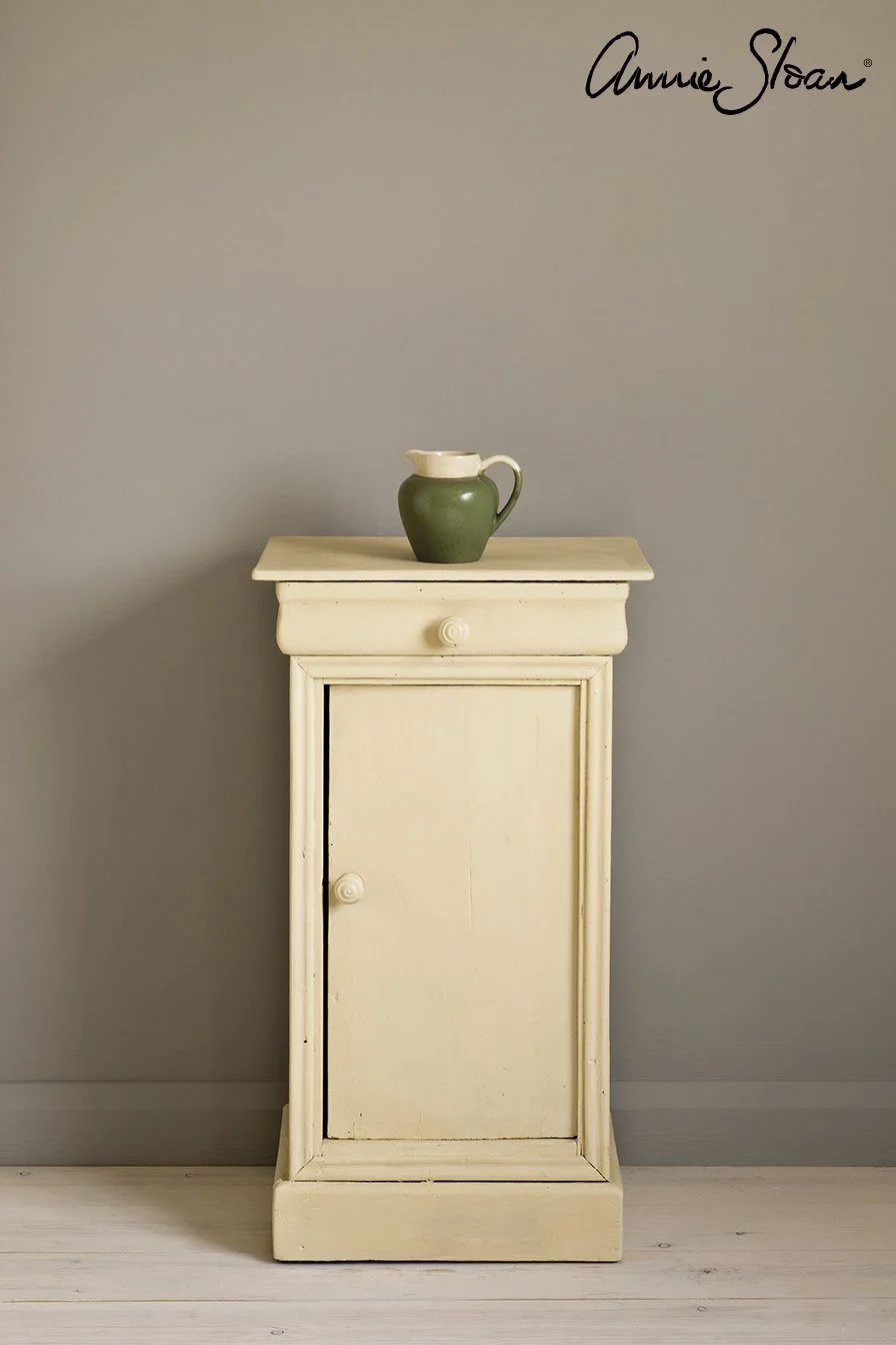 cream-side-table_-dulcet-in-versailles-curtain_-ticking-in-old-violet-lampshade_-72dpi-image-1.jpg