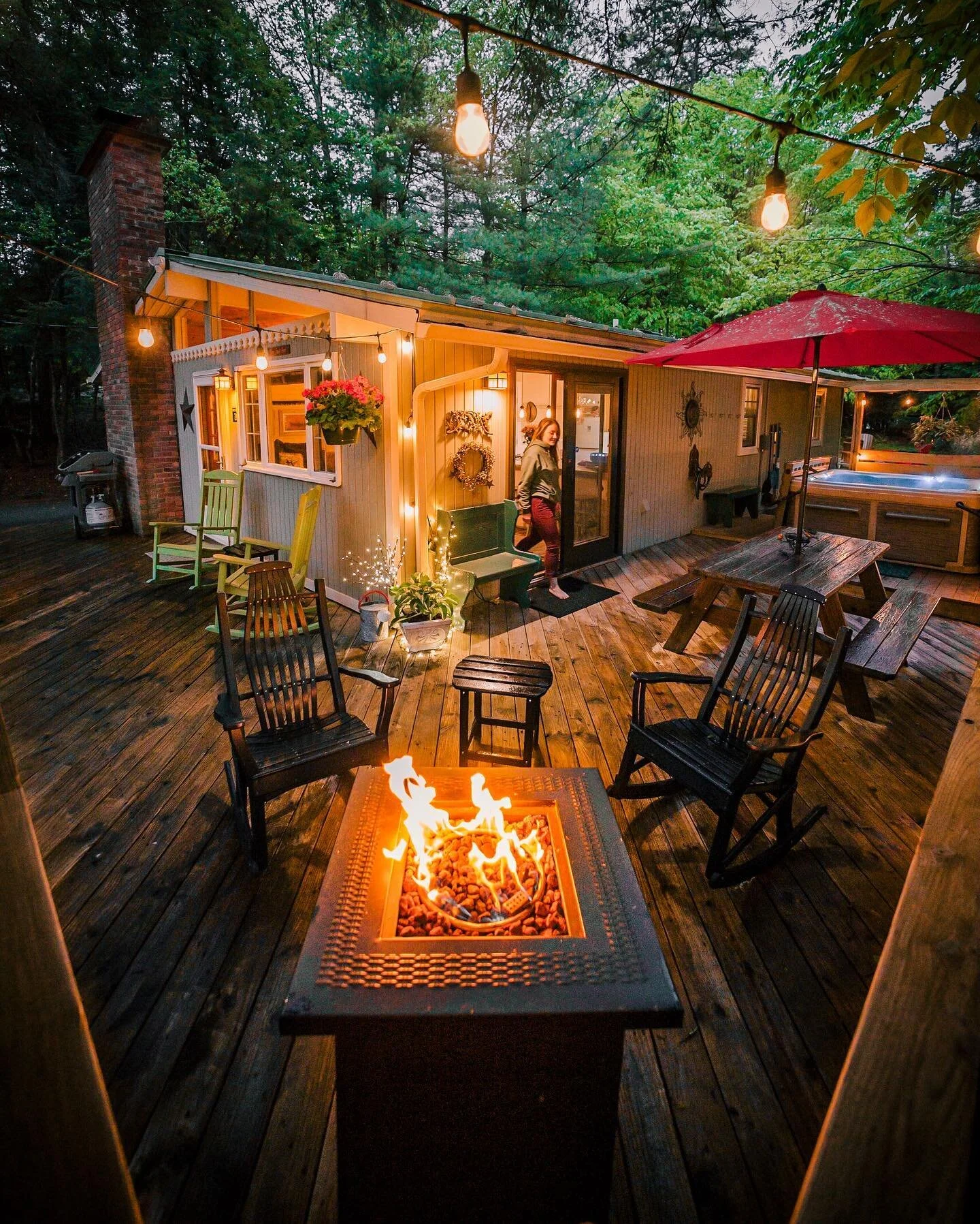 Cozy days in the Catskills at @almosthomevacations Camp Van Winkle ✨ Situated right in between Hunter Mountain and Kaaterskill Falls, this Tannersville getaway has exactly what you need to round out a perfect day exploring some of the best spots in t