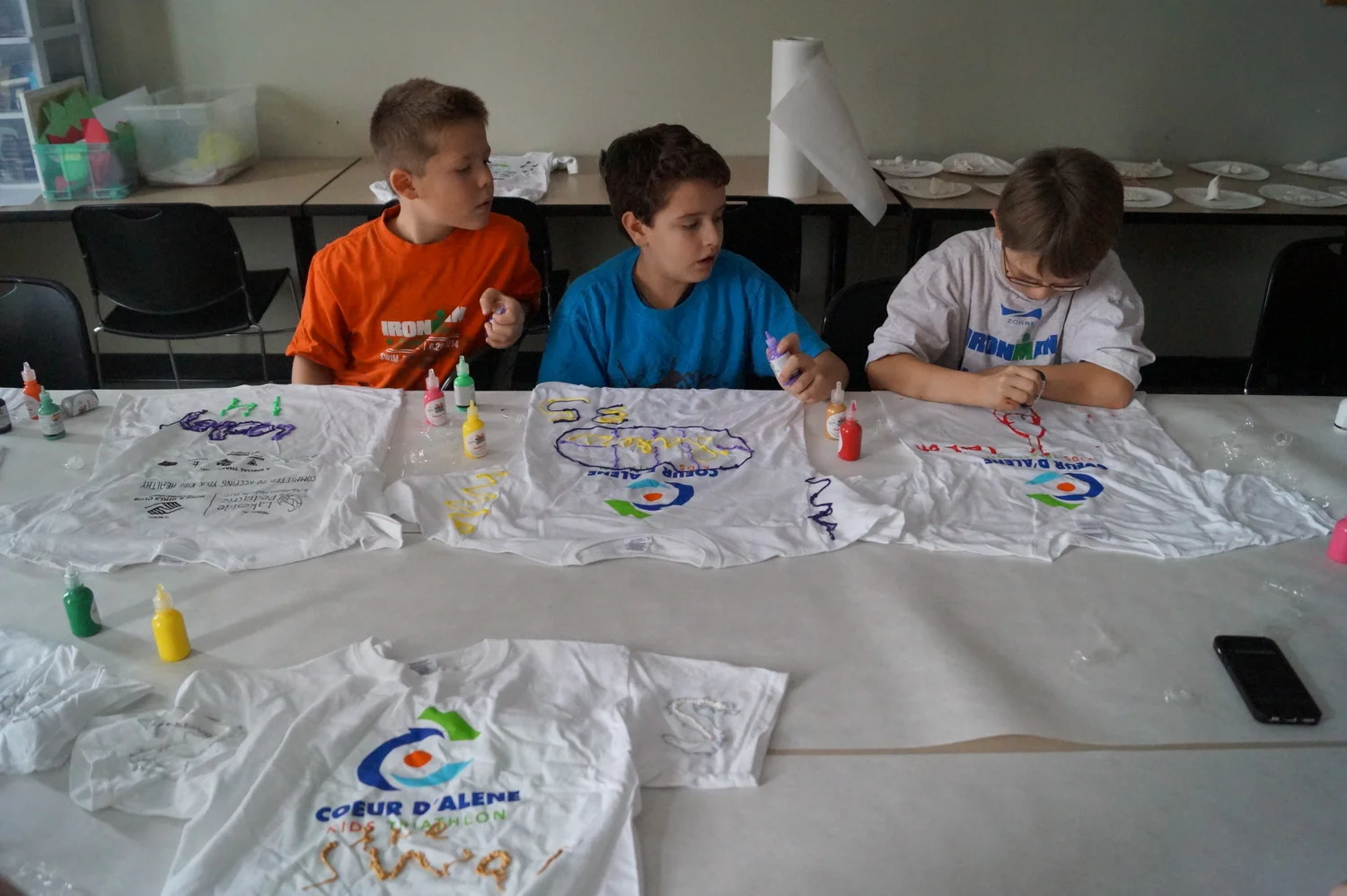 Decorating Coeur d'Alene Kids Triathlon t-shirts.