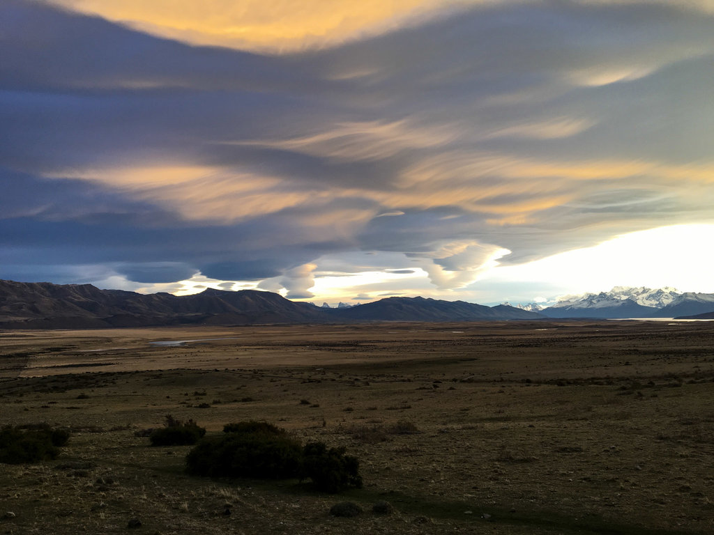 Nuvens lenticulares.
