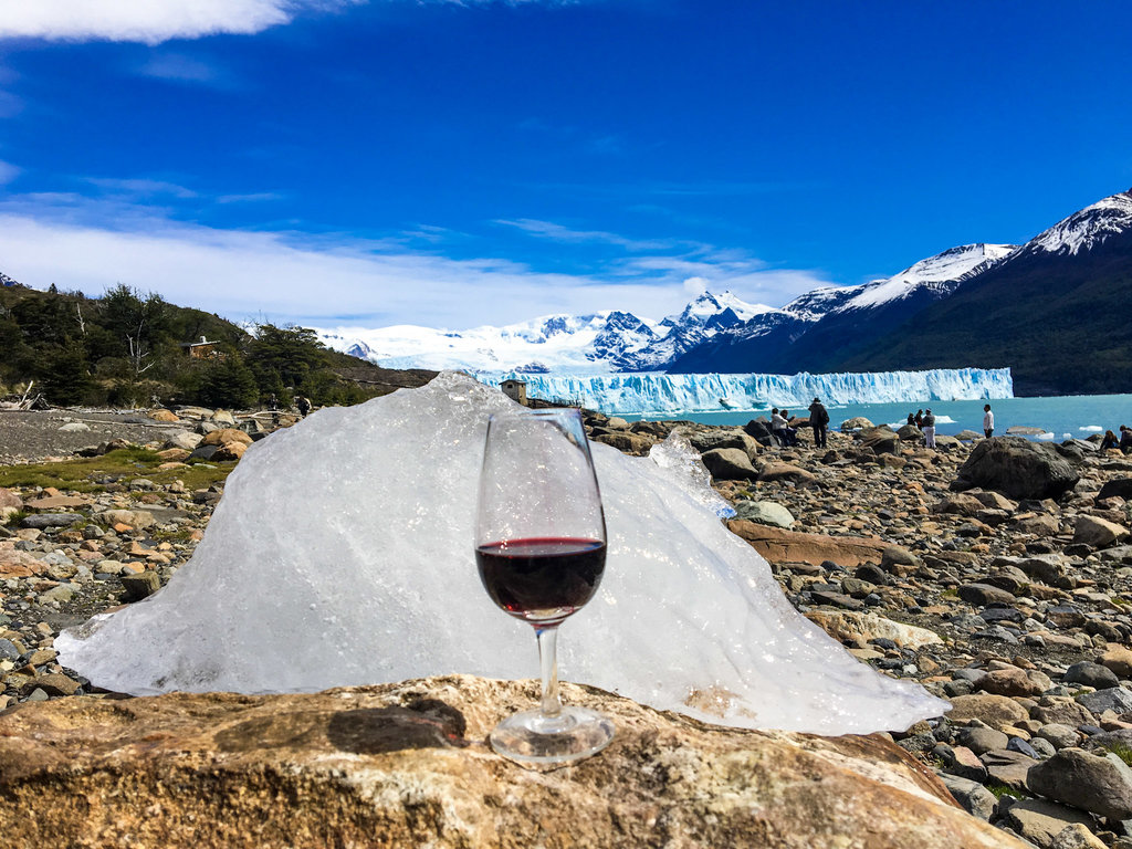 Almoço com um bom vinho e o Perito Moreno