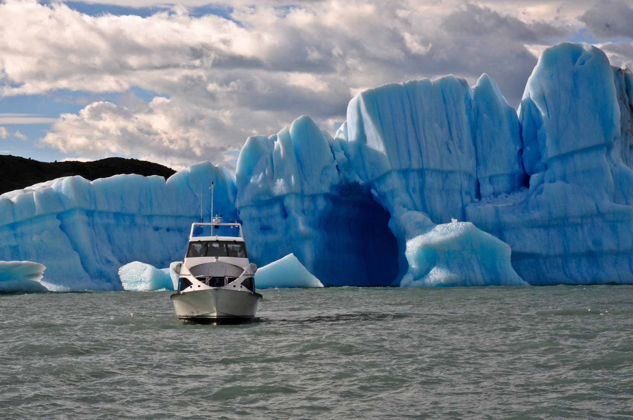 Trajeto de barco pelo lago argentino para chegar na Estancia Cristina.