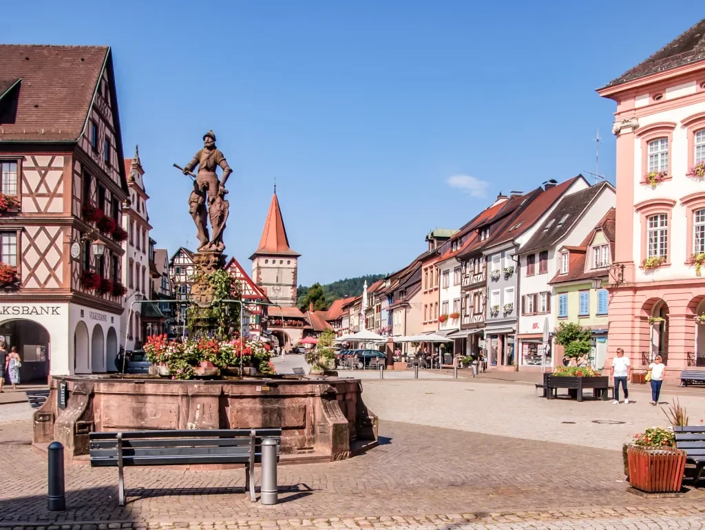 gengenbach-rathausplatz-mit-brunnen.webp