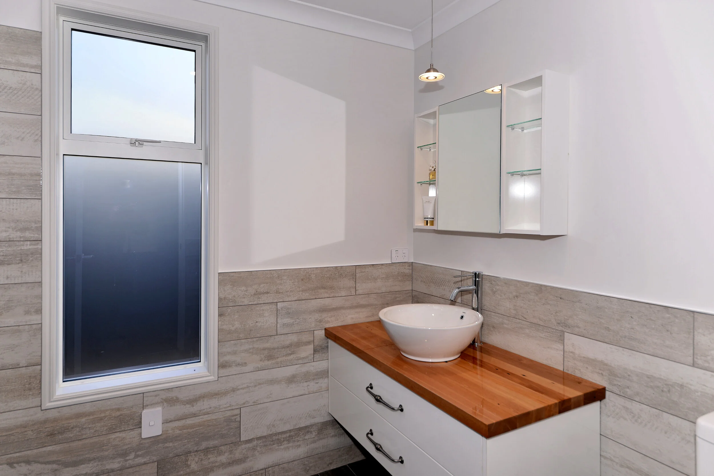 1016- 253 Nayland Rd.jpg