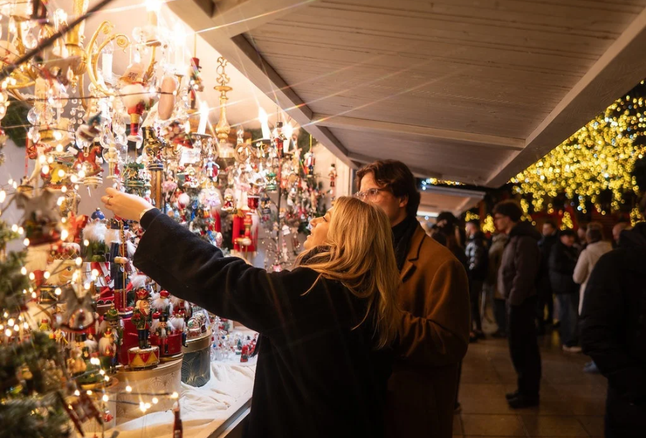 two visitors shopping at Christmas Market Slowest Christmas Marathon