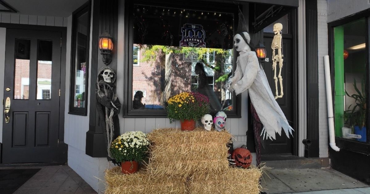 Sleepy Hollow 10K race guide with JP Doyles pub and decor