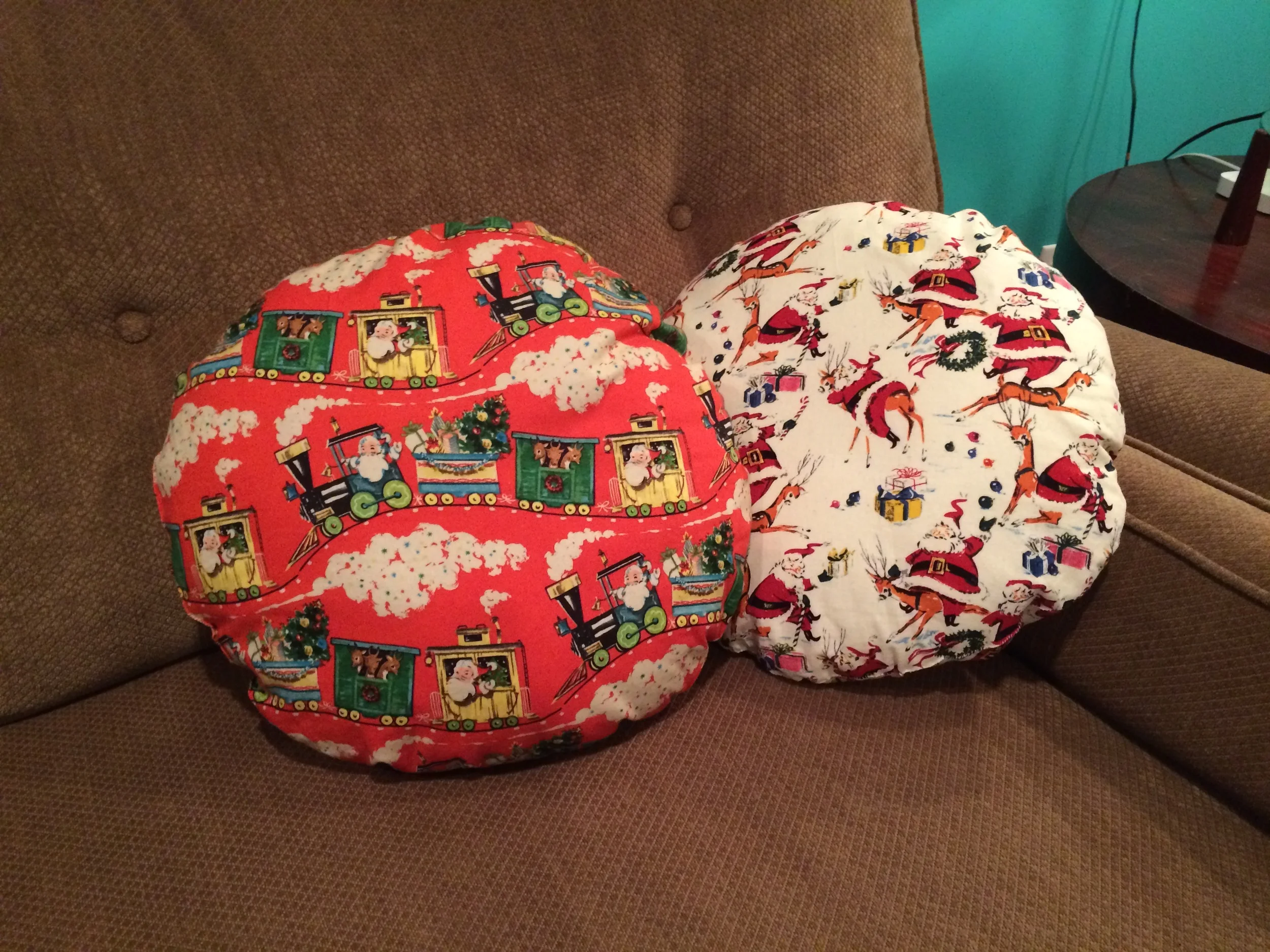 Simple (Christmas) Throw Pillows
