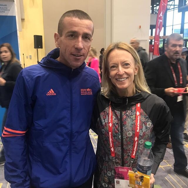 Happiness in motion meeting Deena Kastor, bronze medal 🥉 in the women&rsquo;s marathon at the 2004 Olympics in Athens. She holds the American Marathon record in 2:19:36. Inspiration! #deenaforpresident #chicagomarathon2017 #bostonstrong2018 #roadtob