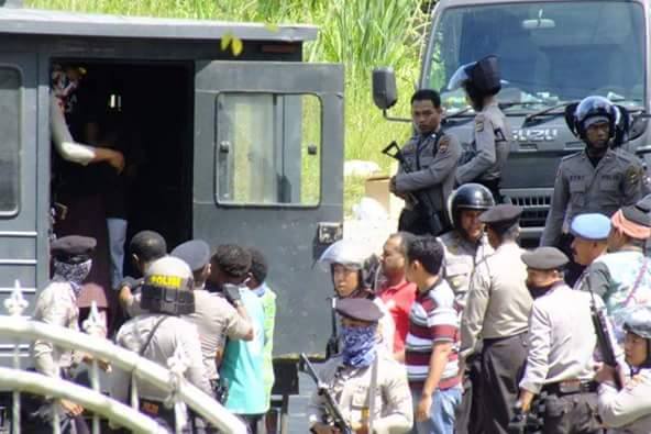 From Jason Mcleod: Activists being arrested in Waena, Jayapura (Port Numbay). Much of the equipment - weapons, trucks, body armour - is supplied by foreign countries including Australia and the European Union.
