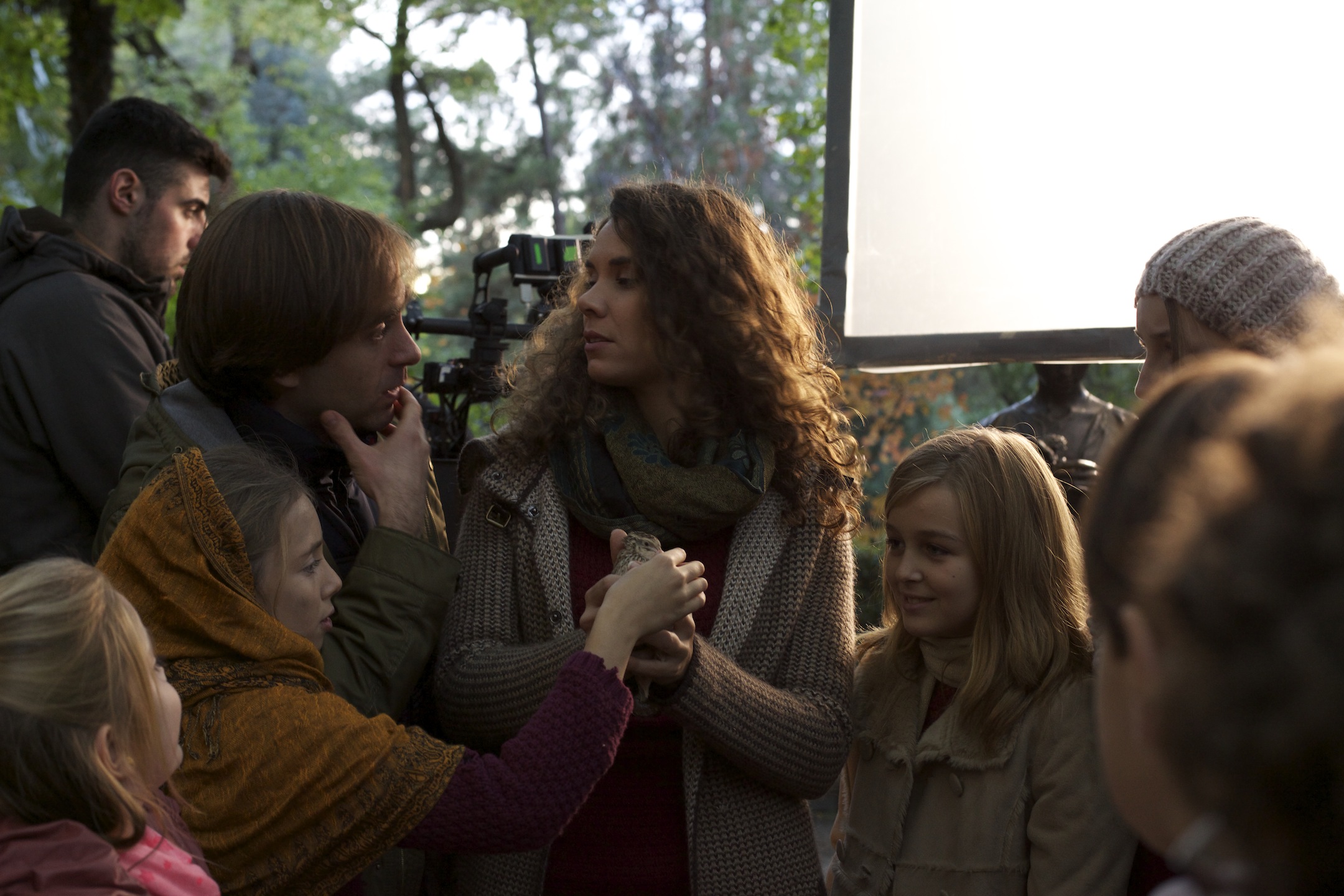 Víctor Bárcena with leading actress Valentina Navarre and actress Lucía Valverde, among other members of the cast and crew, in Madrid's Royal Botanic Gardens.