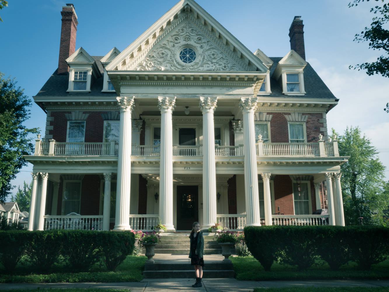 Break My Bones: Violet outside the mysterious Cleveland house.