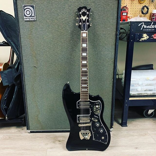 Killer @guildguitars T-bird we got playing for our friend and client @jorgeadrianubieta. This company has always made great instruments at a great price. #luthier #guitar #guitartech #tech #electricguitar #tbird #guild #guildguitars #miami #305 #sixs