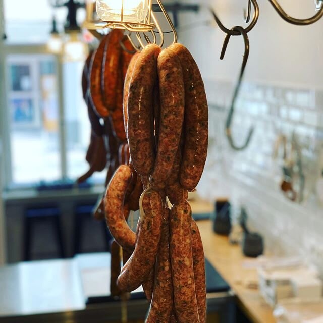Diese Woche gibt&rsquo;s folgende Sorten auf Vorbestellung. Lieferung am Freitag Nachmittag oder Abholung im #wurststudio am Freitag zwischen 13 und 14 Uhr. * Klassische Bratwurst
* Fr&uuml;hling mit B&auml;rlauch
* Ostern mit Lamm- und Rindfleisch

