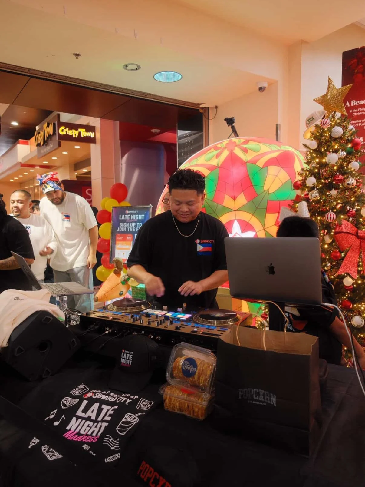 Never thought I would DJ in a grocery store especially Seafood City. 

Just want to say thank you to my homies over at @popcxrn.la and my new fam over at @seafoodcitysupermarket for having me!

It felt great to end the year celebrating my culture! I 