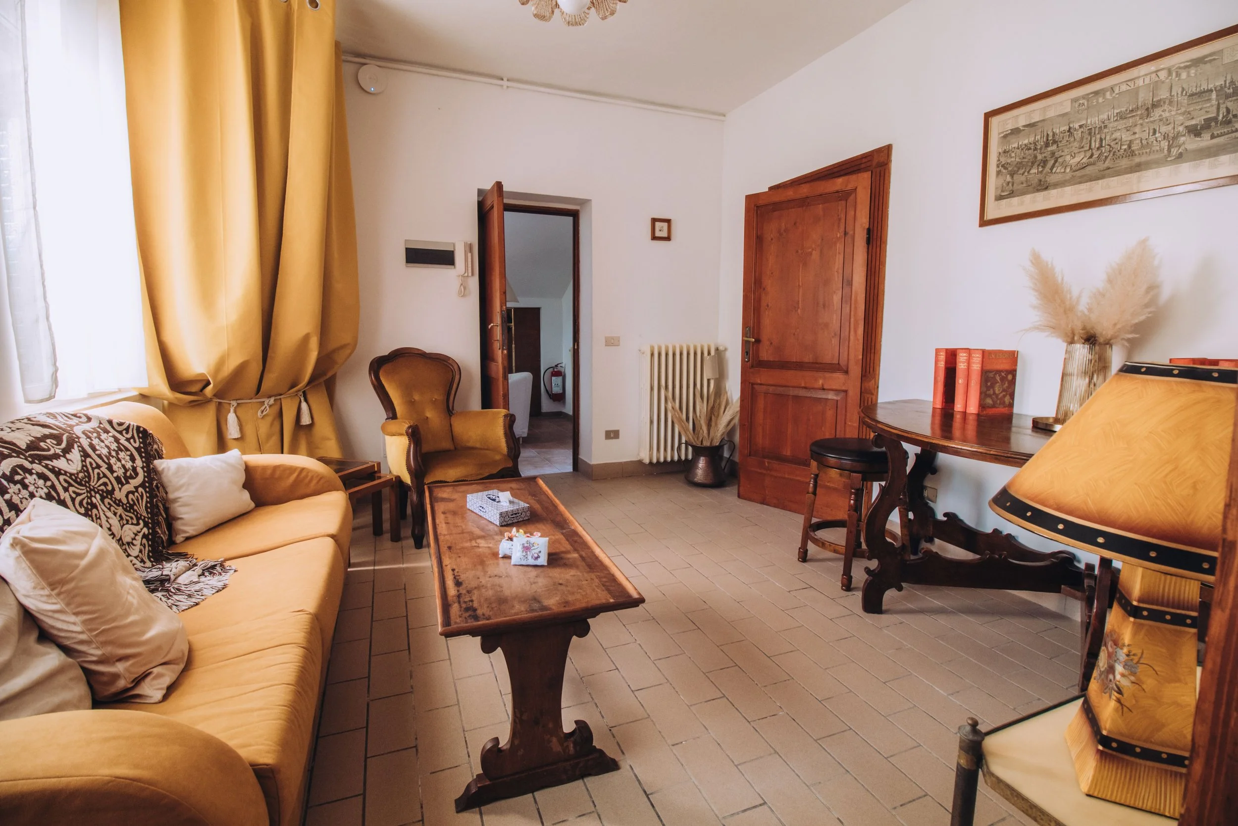 suite-sittingroom-bestshot.jpg