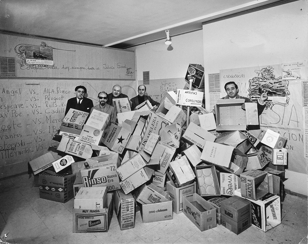 Exposición "La sociedad de consumo", 1971. Galería Carmen Waugh. Líbero Badii, Horacio Col, Aldo Paparella, Alberto Heredia y Enio Iommi.